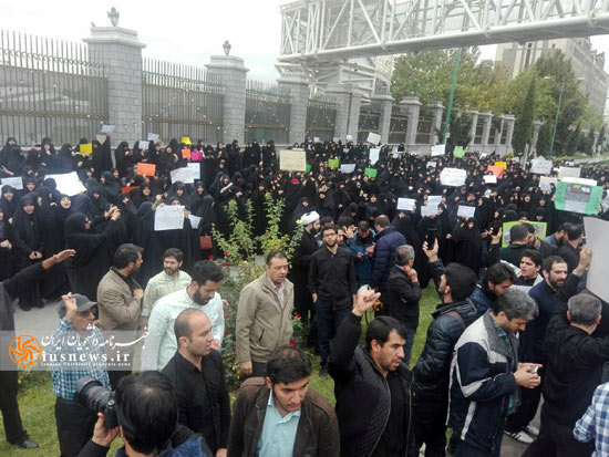 زنجیره انسانی دانشجویان در مقایل مجلس همزمان با بررسی CFT برگزار شد